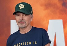 Billy Bob Thornton Stays Out of Politics, Says He’s ‘Not an Expert’ Billy Bob Thornton